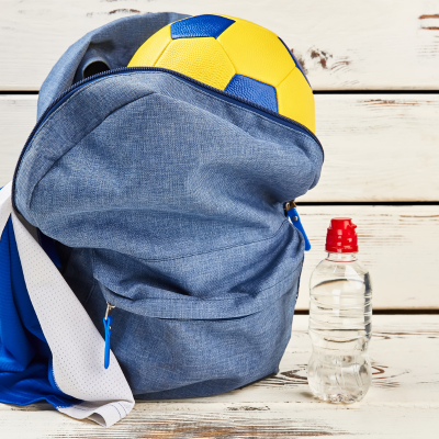 Neutralizador de olor sin perfume BACNIX junto a mochila y balón deportivo