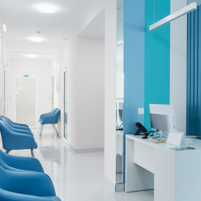 Clínica limpia y ordenada sin olores gracias a BACNIX