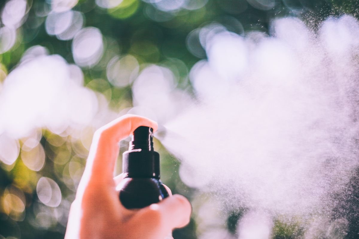 Spray neutralizador de olores sin perfume en uso en interior