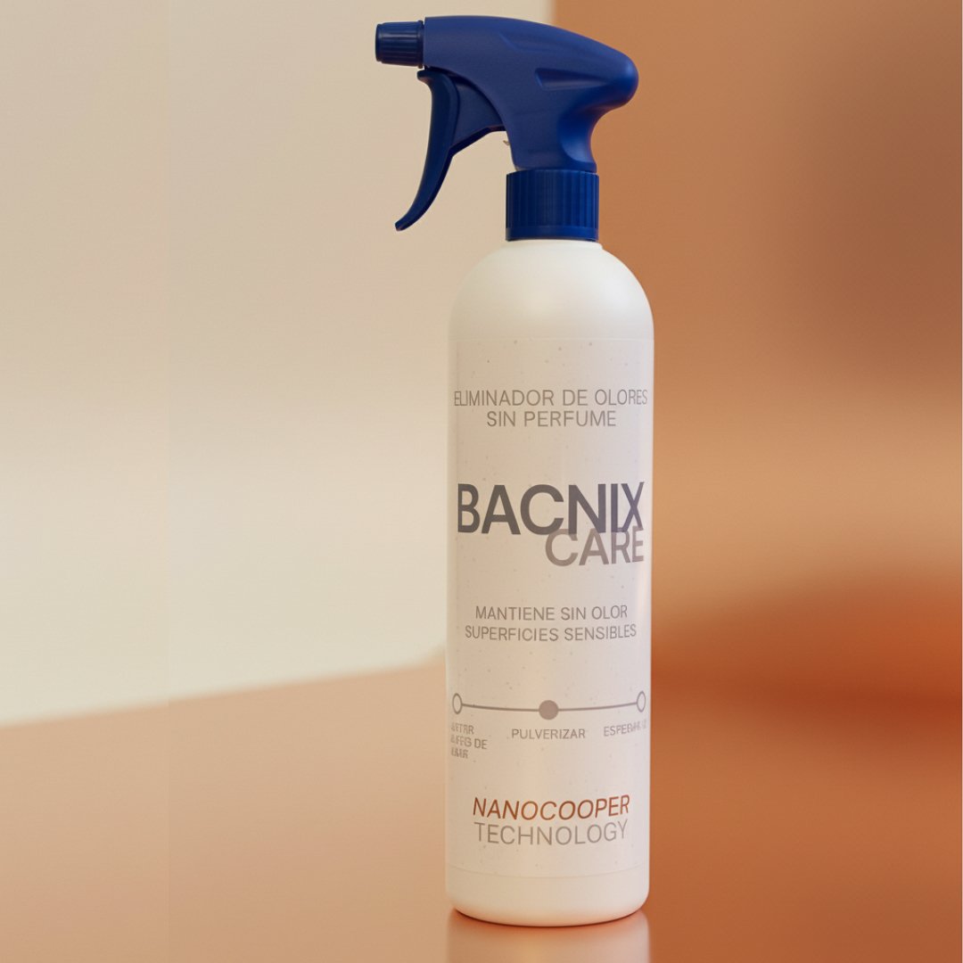 Spray Bacnix Care sobre fondo cálido, eliminador de olores con nanocobre antibacteriano para mascotas, hogar y tejidos delicados.